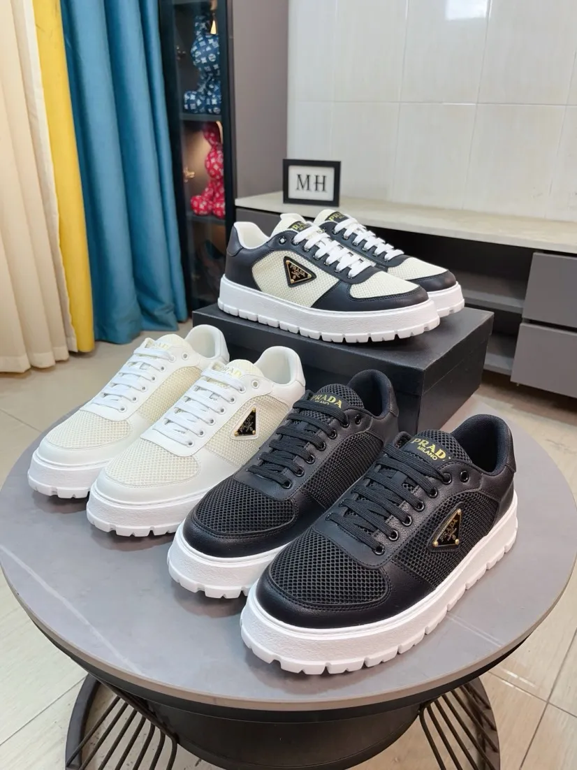 Men's shoes 💰440🌹🌹Prada 〈prada〉 luxury and fashionable high-end products ✊🔥The perfect last shape and top-notch handcrafting make this shoe immediately create a strong aristocratic atmosphere. Imported first-layer cowhide with brogue carving crafts💋Genuine leather lining🎶Rubber combination outsole specially imported from France for leather shoes😍Color: Mysterious Black☕️Size 38～44